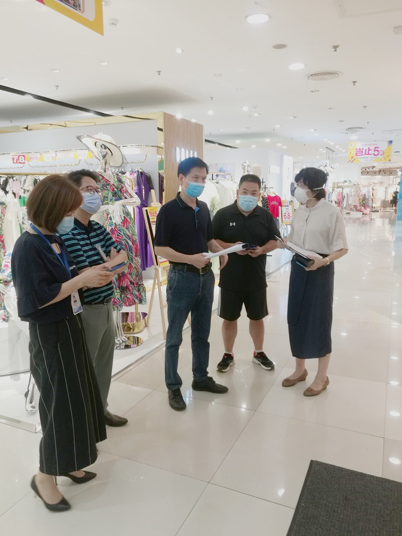 南寧百貨黨委副書(shū)記胡盛品在朝陽(yáng)店檢查現(xiàn)場(chǎng)設(shè)施設(shè)備情況_副本.jpg
